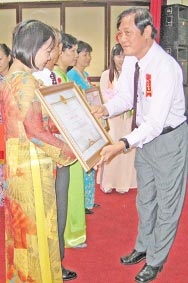 Ngành giáo dục TP Cần Thơ đón nhận
Cờ thi đua của Chính Phủ