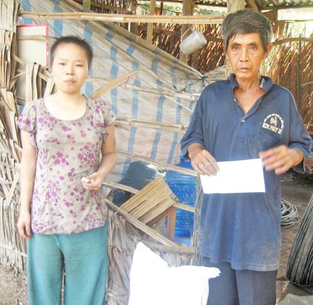 Trao tiền từ thiện