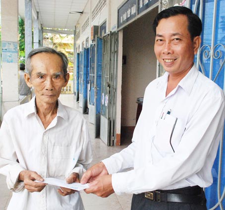 Trao tiền từ thiện