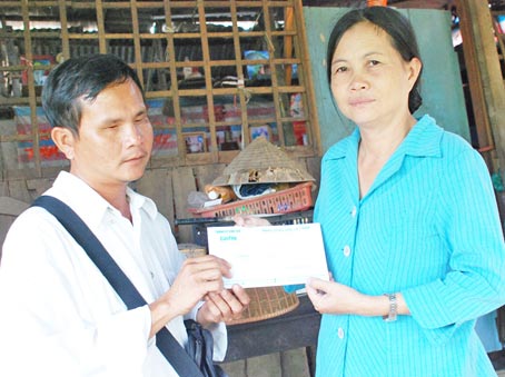 Trao tiền từ thiện