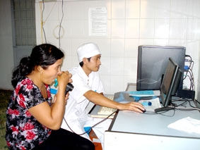 Phát huy dân chủ, nâng cao tinh thần trách nhiệm trong khám và điều trị bệnh nhân