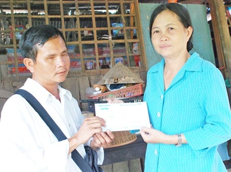 Trao tiền từ thiện