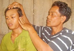 Mong có tiền để trị bệnh cho con