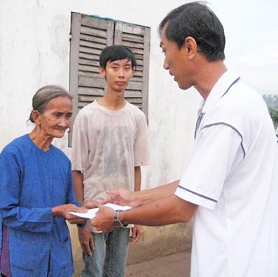 Trao tiền từ thiện