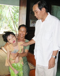 Trao tiền từ thiện