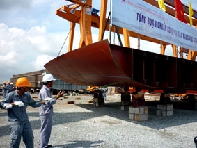 Khởi công đóng mới tàu chở hàng
lớn nhất khu vực ĐBSCL