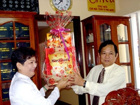 Lãnh đạo thành phố đến thăm các chức sắc, chức việc, nhà tu hành, tín đồ đạo Cao Đài nhân kỷ niệm 85 năm khai đạo