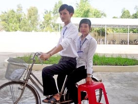 Đến trường bằng đôi tay
