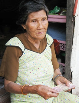 Trao tiền từ thiện