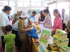 Thu hút gần 20.000 lượt khách đến 
tham quan, mua sắm