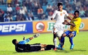 Thắng chật vật