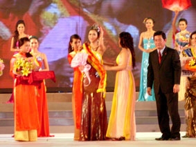 Thí sinh Trần Thị Diễm Hương đăng quang ngôi vị hoa khôi