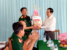 Lãnh đạo thành phố thăm và tặng quà các đơn vị quân đội