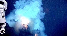 Quay phim núi lửa phun trào dưới biển