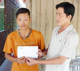 Trao tiền từ thiện