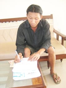 Trao tiền từ thiện