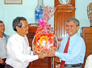 Lãnh đạo thành phố thăm và chúc mừng các vị chức sắc, giáo dân nhân dịp lễ Giáng sinh