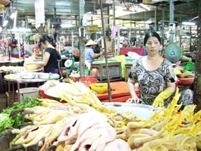 Giá thực phẩm tăng nhẹ, sức mua yếu