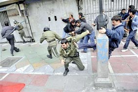 Đụng độ giữa cảnh sát với người biểu tình