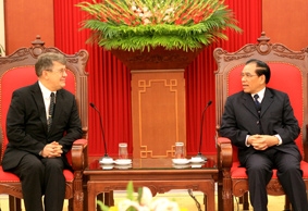 Tổng Bí thư Nông Đức Mạnh tiếp Đại sứ Liên bang Nga A. Kovtun