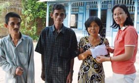 Trao tiền từ thiện