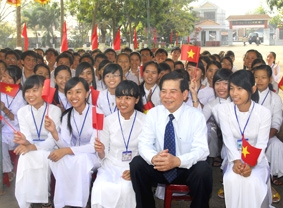 Chủ tịch nước Nguyễn Minh Triết thăm Trường THPT chuyên Quang Trung (Bình Phước)