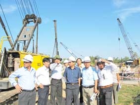 Hết lo mặt bằng lại băn khoăn... tiến độ