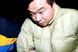 Nụ hôn làm náo loạn phi trường
