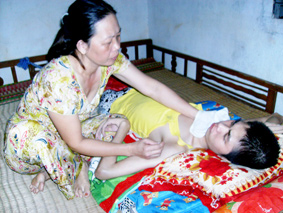 Chàng trai 22 tuổi nằm liệt giường
vì tai nạn giao thông