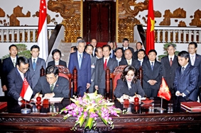 Tổng Bí thư Nông Đức Mạnh tiếp; Thủ tướng Nguyễn Tấn Dũng hội đàm với Thủ tướng Lý Hiển Long