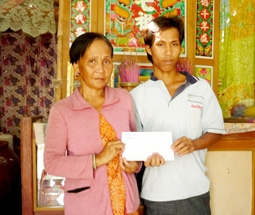 Trao tiền từ thiện