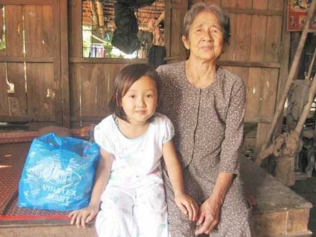 Trao tiền từ thiện