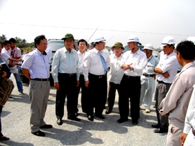 Quan tâm chăm lo cho gia đình chính sách, hộ nghèo để mọi người cùng vui Tết