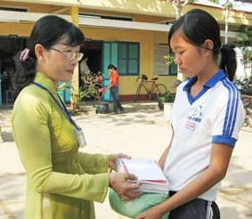 Cô bé mồ côi hiếu thảo, hiếu học