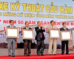 Phó Thủ tướng Trương Vĩnh Trọng dự lễ thông xe kỹ thuật cầu Hàm Luông (Bến Tre)