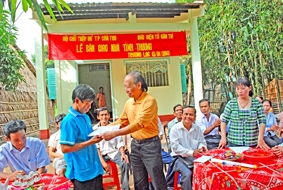 Tặng nhà tình thương cho hộ Khmer nghèo