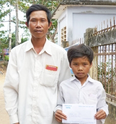 Trao tiền từ thiện