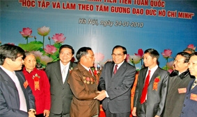 Biểu dương các điển hình tiên tiến toàn quốc "Học tập và làm theo tấm gương đạo đức Hồ Chí Minh"