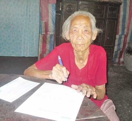 Trao tiền từ thiện