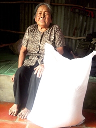 Trao tiền từ thiện