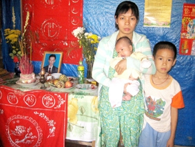 Chị Út và 2 con thơ mồ côi cha đang cần trợ sức!