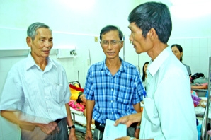 Tặng 20,8 triệu đồng cho bệnh nhân có hoàn cảnh khó khăn
đang điều trị  ở bệnh viện