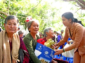 Thăm, tặng quà cho gia đình chính sách, chiến sĩ biên giới, hộ nghèo vui đón Tết