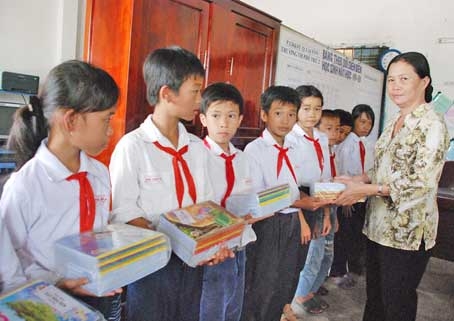 Bạn đọc Báo Cần Thơ tặng 500 quyển tập cho học sinh nghèo