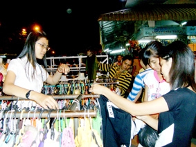 Chợ đêm vùng ven vào Tết