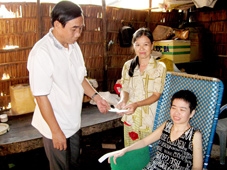 Trao tiền từ thiện