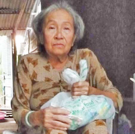 Trao tiền từ thiện