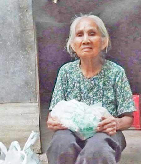 Trao tiền từ thiện