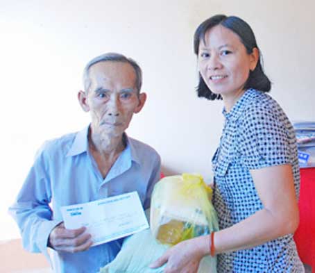 Trao tiền từ thiện