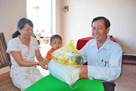 Trao tiền từ thiện